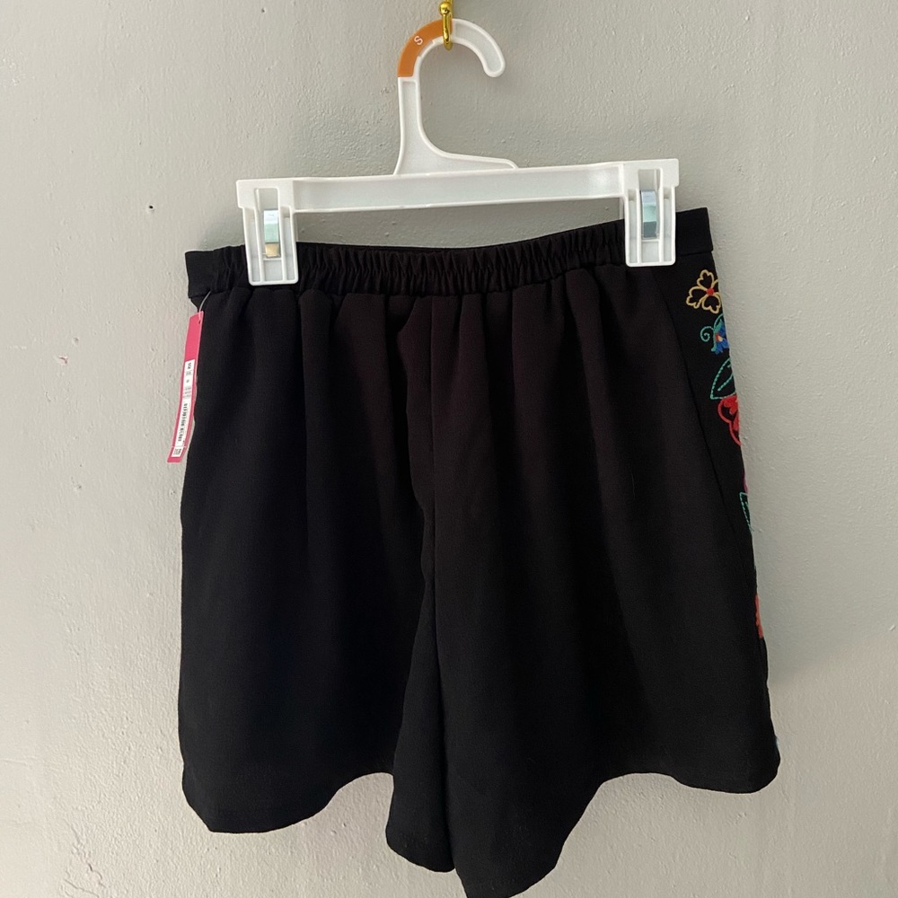 Embroidered Shorts - Picture 2 of 3